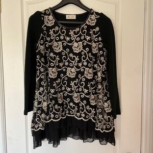 Sz M. Silver Applique Tunic